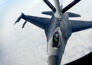 F-16 pilots, KC-135 crews team for mid-air refueling training F-16 pilots, KC-135 crews team for mid-air refueling training