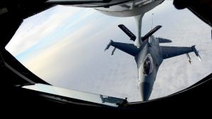 F-16 pilots, KC-135 crews team for mid-air refueling training F-16 pilots, KC-135 crews team for mid-air refueling training