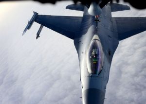 F-16 pilots, KC-135 crews team for mid-air refueling training F-16 pilots, KC-135 crews team for mid-air refueling training