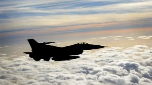 F-16 pilots, KC-135 crews team for mid-air refueling training F-16 pilots, KC-135 crews team for mid-air refueling training