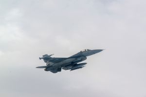 F-16 pilots, KC-135 crews team for mid-air refueling training F-16 pilots, KC-135 crews team for mid-air refueling training