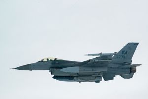F-16 pilots, KC-135 crews team for mid-air refueling training F-16 pilots, KC-135 crews team for mid-air refueling training