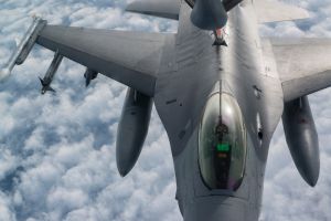 F-16 pilots, KC-135 crews team for mid-air refueling training F-16 pilots, KC-135 crews team for mid-air refueling training