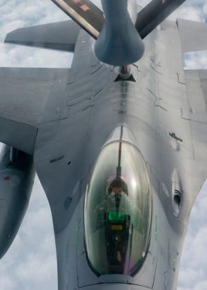 F-16 pilots, KC-135 crews team for mid-air refueling training F-16 pilots, KC-135 crews team for mid-air refueling training