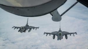 F-16 pilots, KC-135 crews team for mid-air refueling training F-16 pilots, KC-135 crews team for mid-air refueling training