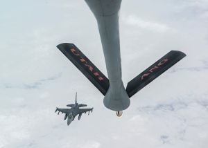 F-16 pilots, KC-135 crews team for mid-air refueling training F-16 pilots, KC-135 crews team for mid-air refueling training