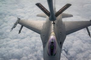 F-16 pilots, KC-135 crews team for mid-air refueling training F-16 pilots, KC-135 crews team for mid-air refueling training