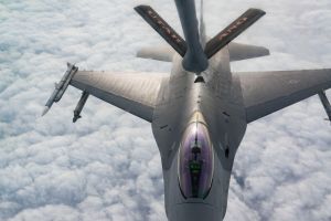 F-16 pilots, KC-135 crews team for mid-air refueling training F-16 pilots, KC-135 crews team for mid-air refueling training