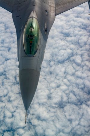 F-16 pilots, KC-135 crews team for mid-air refueling training F-16 pilots, KC-135 crews team for mid-air refueling training