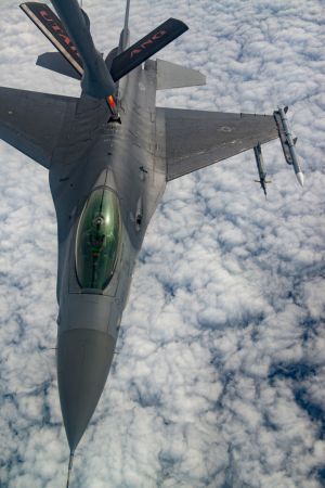 F-16 pilots, KC-135 crews team for mid-air refueling training F-16 pilots, KC-135 crews team for mid-air refueling training