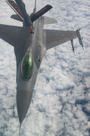 F-16 pilots, KC-135 crews team for mid-air refueling training F-16 pilots, KC-135 crews team for mid-air refueling training