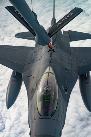 F-16 pilots, KC-135 crews team for mid-air refueling training F-16 pilots, KC-135 crews team for mid-air refueling training