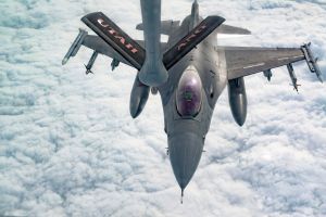 F-16 pilots, KC-135 crews team for mid-air refueling training F-16 pilots, KC-135 crews team for mid-air refueling training