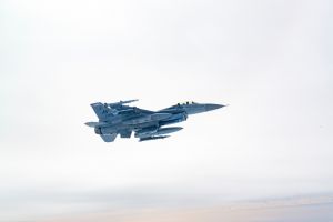 F-16 pilots, KC-135 crews team for mid-air refueling training F-16 pilots, KC-135 crews team for mid-air refueling training