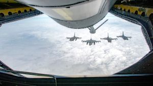 F-16 pilots, KC-135 crews team for mid-air refueling training F-16 pilots, KC-135 crews team for mid-air refueling training