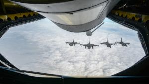F-16 pilots, KC-135 crews team for mid-air refueling training F-16 pilots, KC-135 crews team for mid-air refueling training